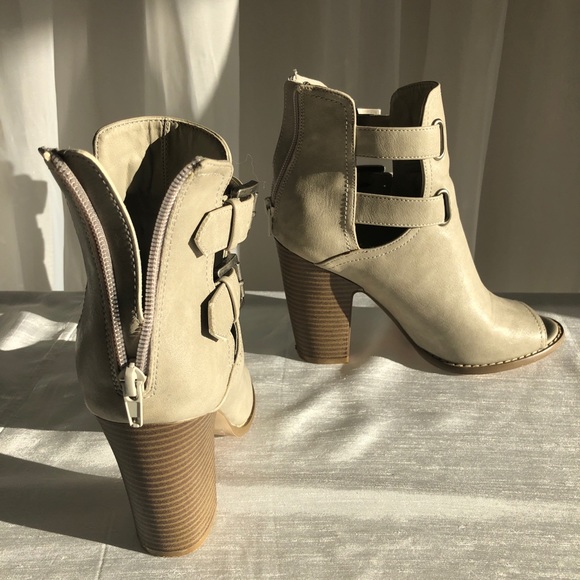 Guess light grey leather shoes with a brown heel. - Picture 4 of 10